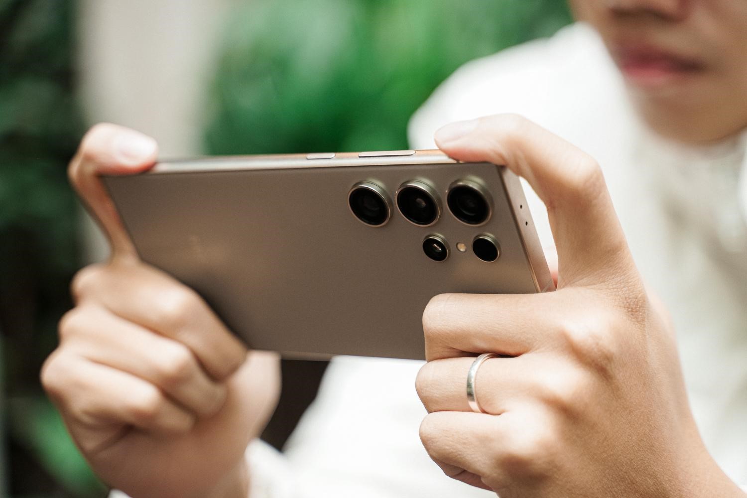 1 ngày cày game với Galaxy S24 Ultra: Trò nào cũng mượt, máy mát chạy êm, "phê" hơn cả là màn hình siêu sáng và pin bền- Ảnh 1.