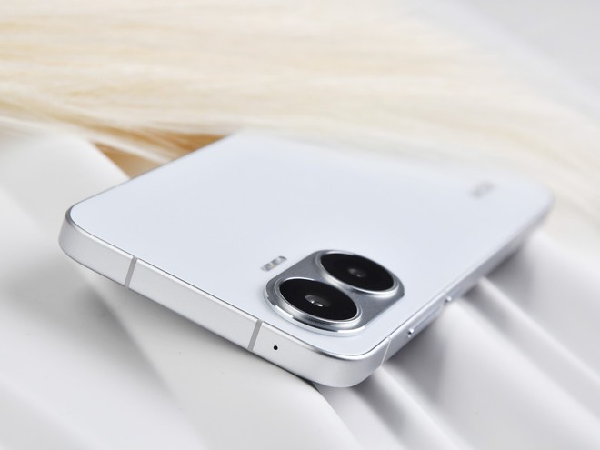 Ngắm kỹ điện thoại mới của Xiaomi: Pin khủng 7.550mAh Ngắm kỹ điện thoại mới của Xiaomi: Pin khủng 7.550mAh
